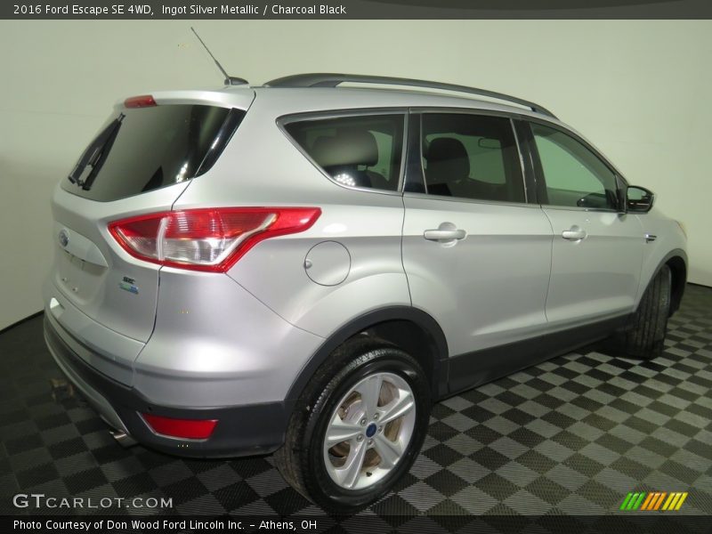 Ingot Silver Metallic / Charcoal Black 2016 Ford Escape SE 4WD