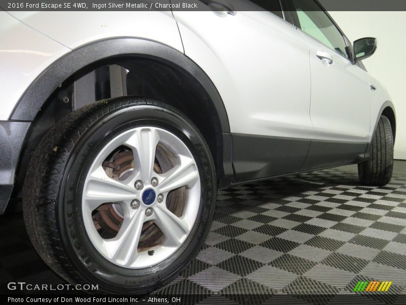 Ingot Silver Metallic / Charcoal Black 2016 Ford Escape SE 4WD