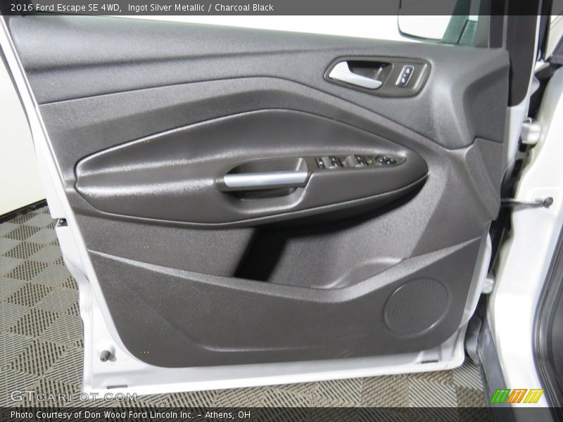 Ingot Silver Metallic / Charcoal Black 2016 Ford Escape SE 4WD