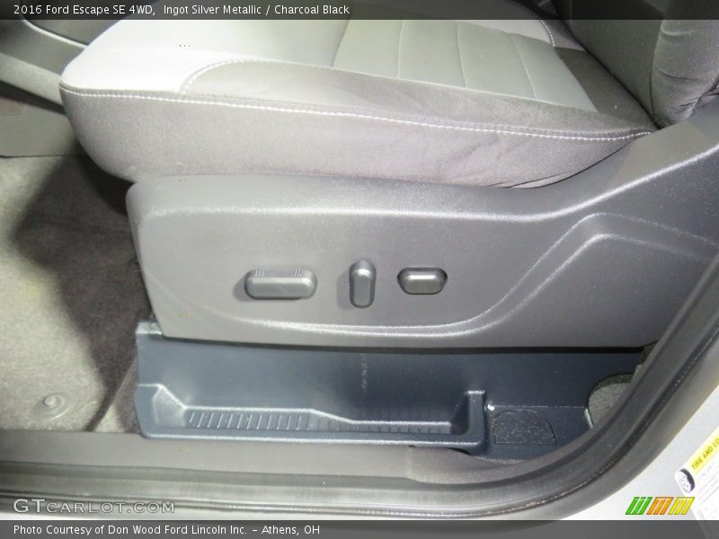 Ingot Silver Metallic / Charcoal Black 2016 Ford Escape SE 4WD