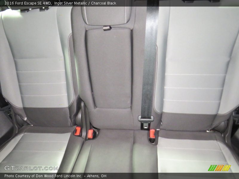 Ingot Silver Metallic / Charcoal Black 2016 Ford Escape SE 4WD