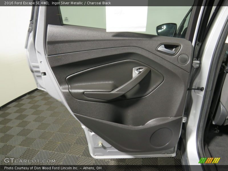 Ingot Silver Metallic / Charcoal Black 2016 Ford Escape SE 4WD