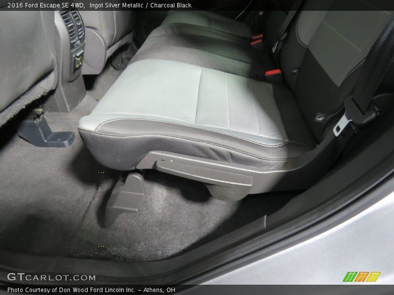 Ingot Silver Metallic / Charcoal Black 2016 Ford Escape SE 4WD