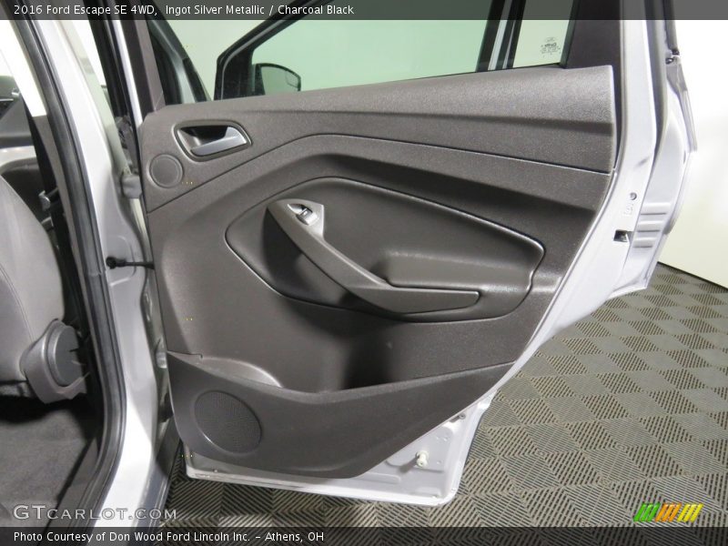Ingot Silver Metallic / Charcoal Black 2016 Ford Escape SE 4WD