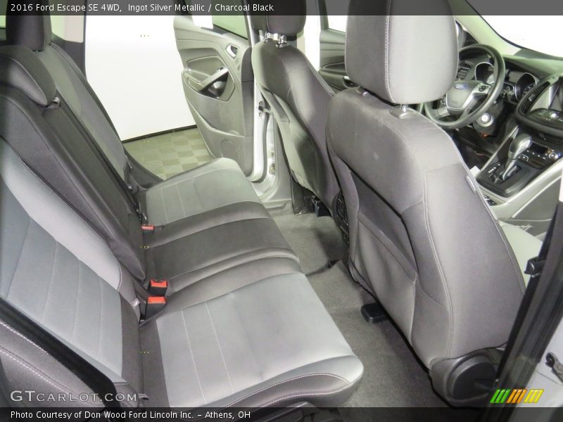 Ingot Silver Metallic / Charcoal Black 2016 Ford Escape SE 4WD