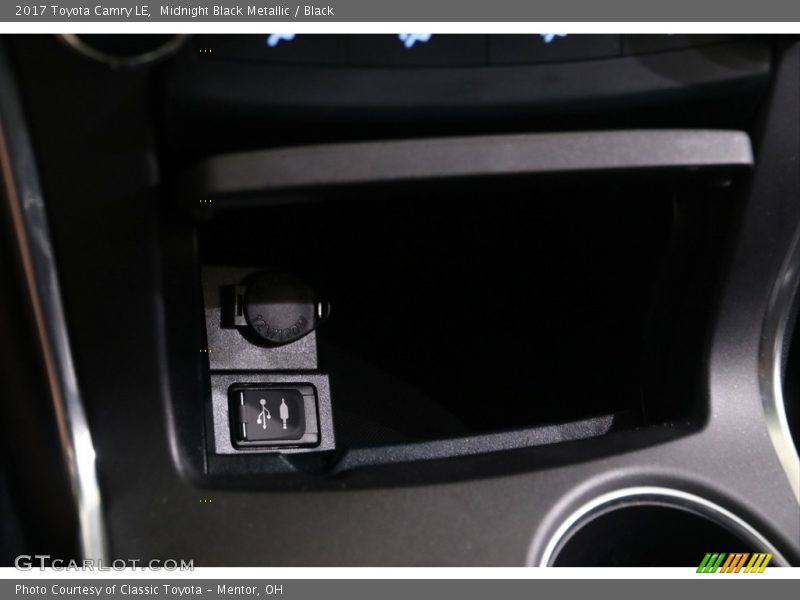 Midnight Black Metallic / Black 2017 Toyota Camry LE