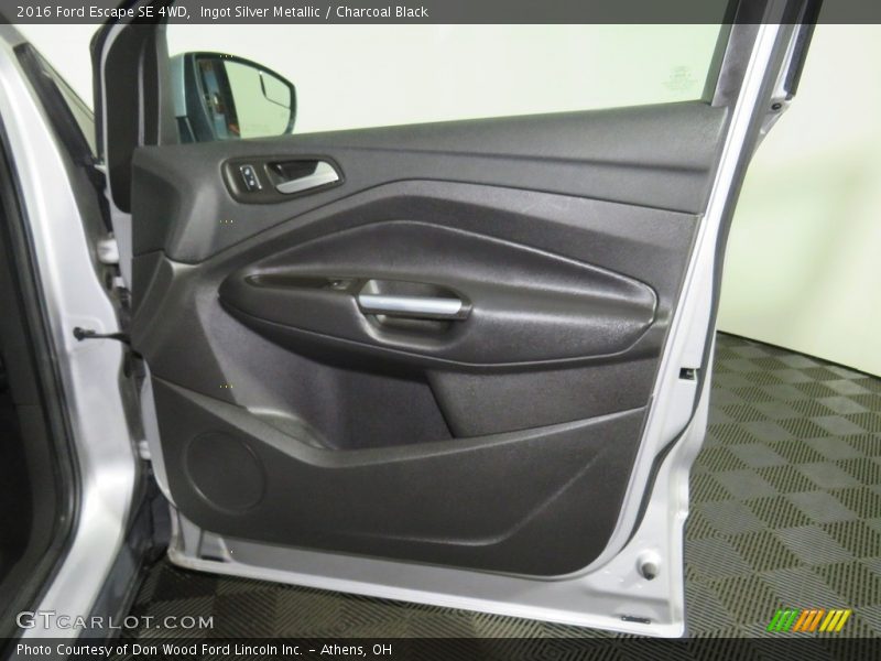 Ingot Silver Metallic / Charcoal Black 2016 Ford Escape SE 4WD