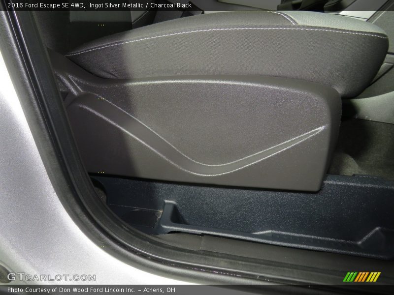 Ingot Silver Metallic / Charcoal Black 2016 Ford Escape SE 4WD