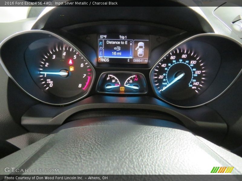 Ingot Silver Metallic / Charcoal Black 2016 Ford Escape SE 4WD