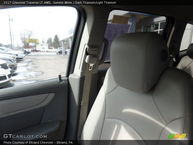 Summit White / Dark Titanium/Light Titanium 2017 Chevrolet Traverse LT AWD
