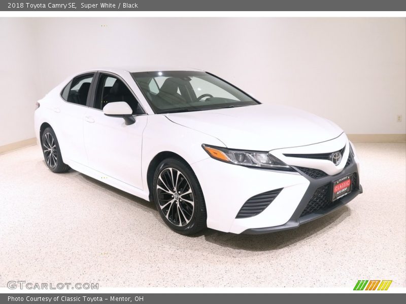 Super White / Black 2018 Toyota Camry SE