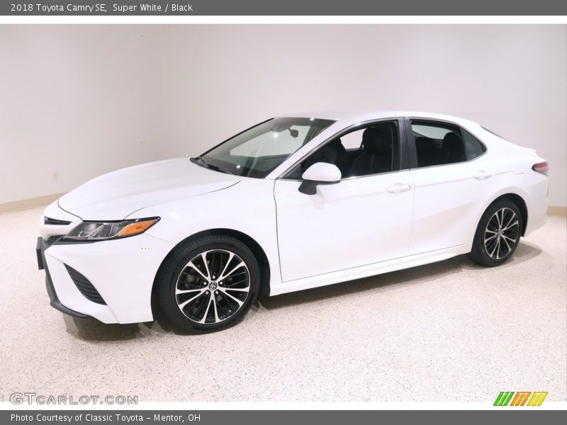 Super White / Black 2018 Toyota Camry SE