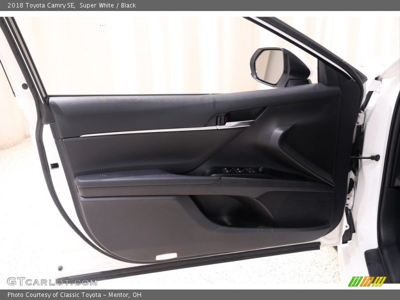 Super White / Black 2018 Toyota Camry SE