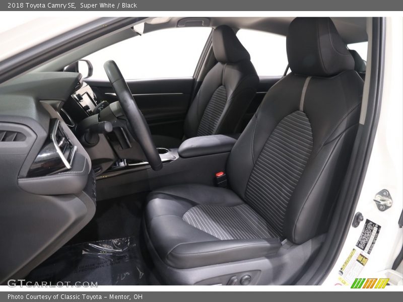 Super White / Black 2018 Toyota Camry SE