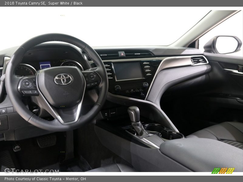 Super White / Black 2018 Toyota Camry SE