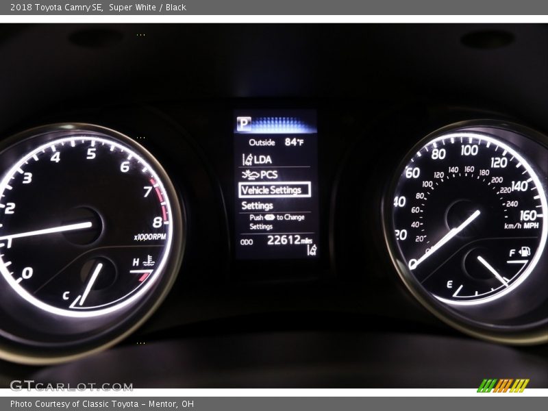 Super White / Black 2018 Toyota Camry SE
