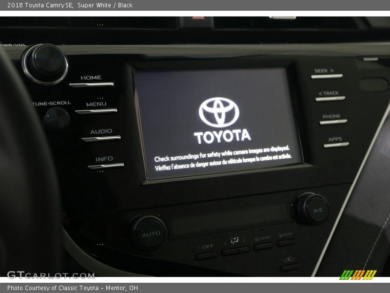 Super White / Black 2018 Toyota Camry SE