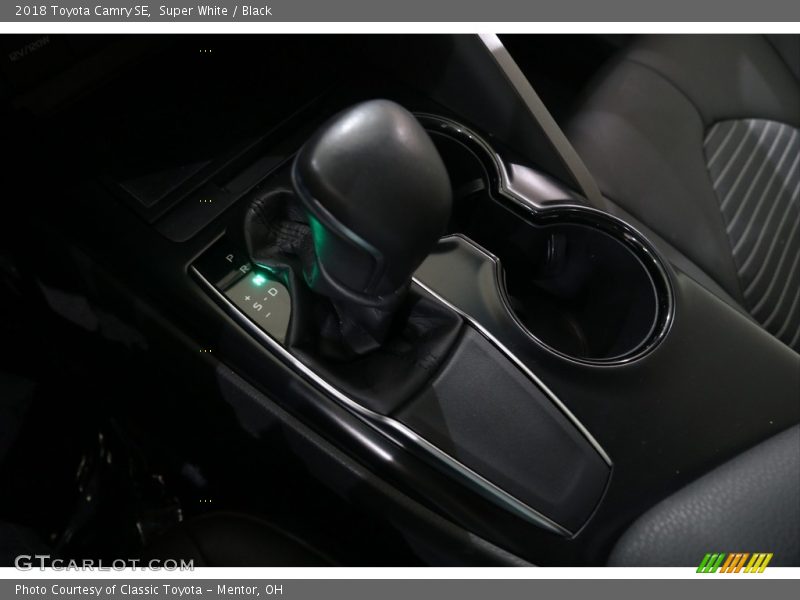 Super White / Black 2018 Toyota Camry SE