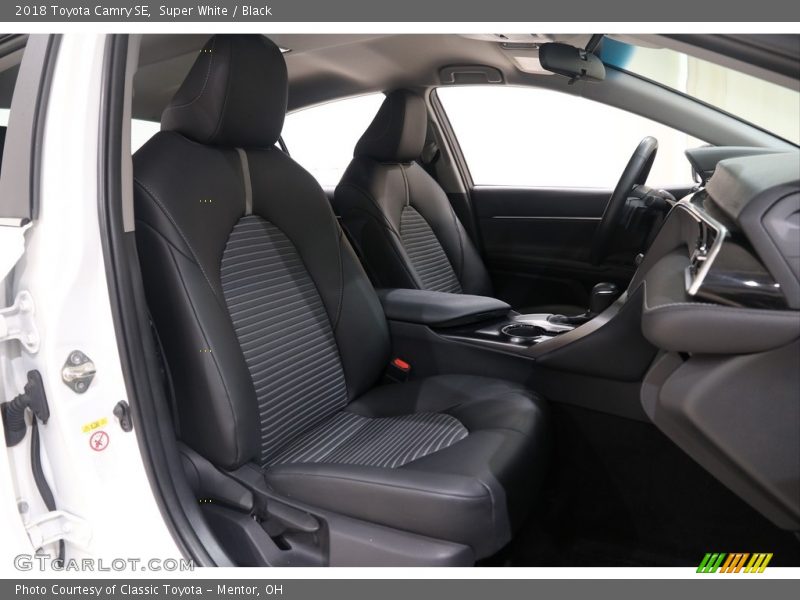 Super White / Black 2018 Toyota Camry SE