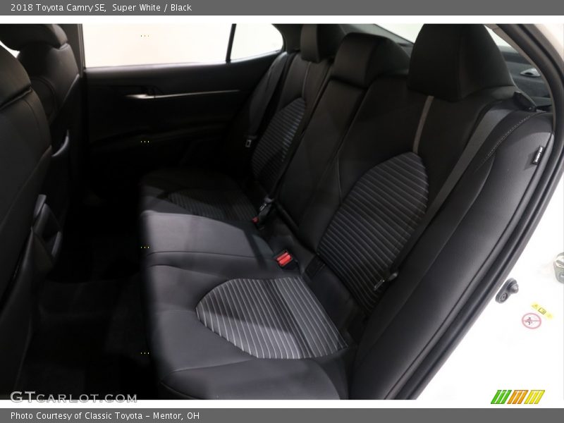 Super White / Black 2018 Toyota Camry SE