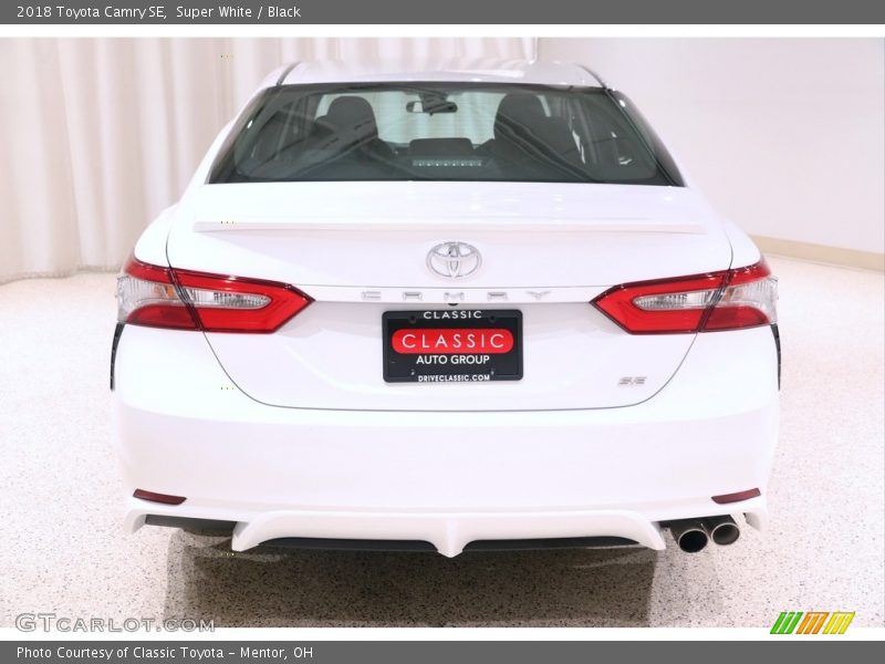 Super White / Black 2018 Toyota Camry SE