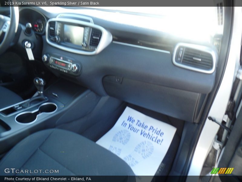 Sparkling Silver / Satin Black 2019 Kia Sorento LX V6