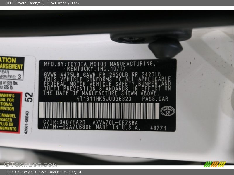 Super White / Black 2018 Toyota Camry SE