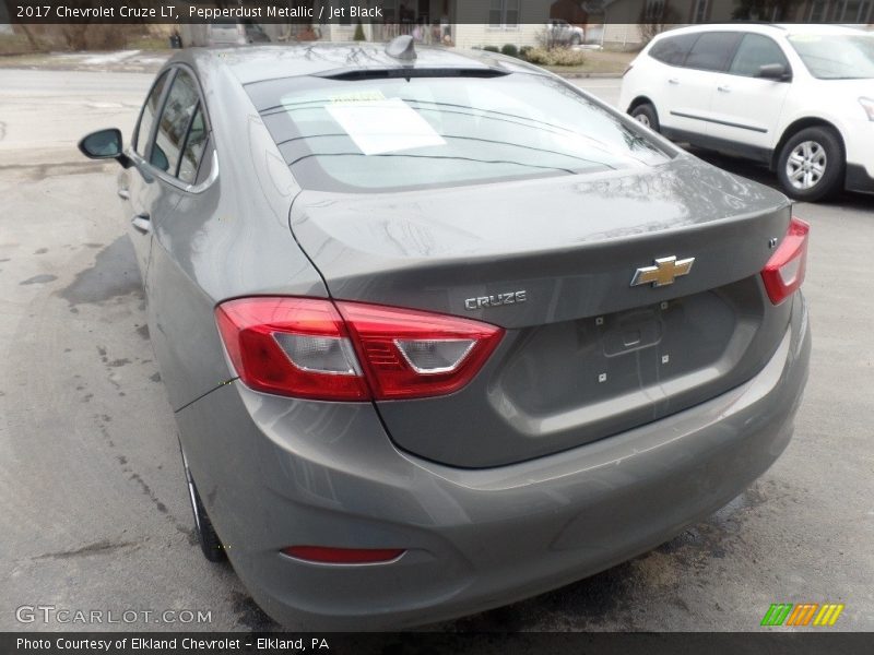 Pepperdust Metallic / Jet Black 2017 Chevrolet Cruze LT