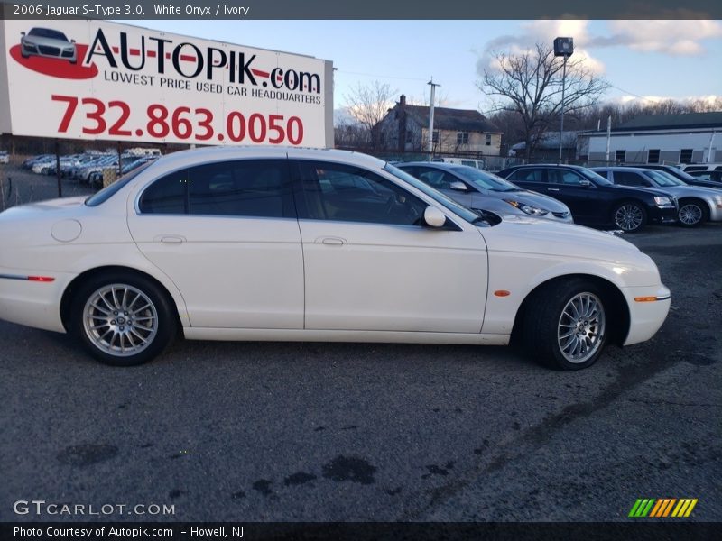 White Onyx / Ivory 2006 Jaguar S-Type 3.0