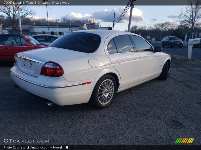 White Onyx / Ivory 2006 Jaguar S-Type 3.0