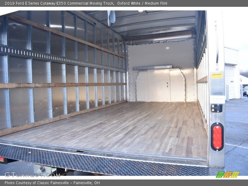 Oxford White / Medium Flint 2019 Ford E Series Cutaway E350 Commercial Moving Truck