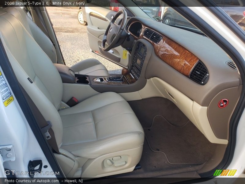 White Onyx / Ivory 2006 Jaguar S-Type 3.0