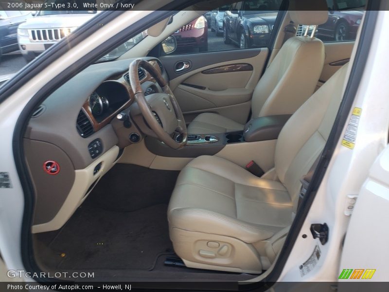 White Onyx / Ivory 2006 Jaguar S-Type 3.0
