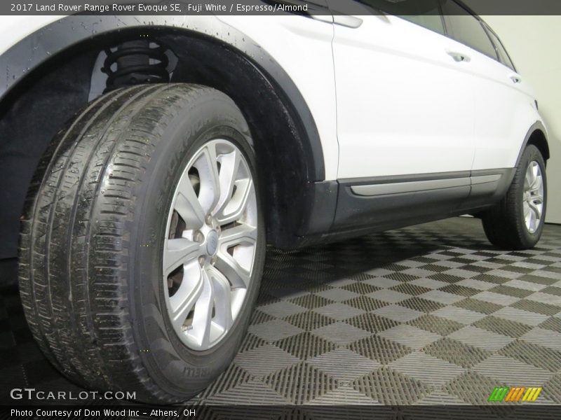Fuji White / Espresso/Almond 2017 Land Rover Range Rover Evoque SE