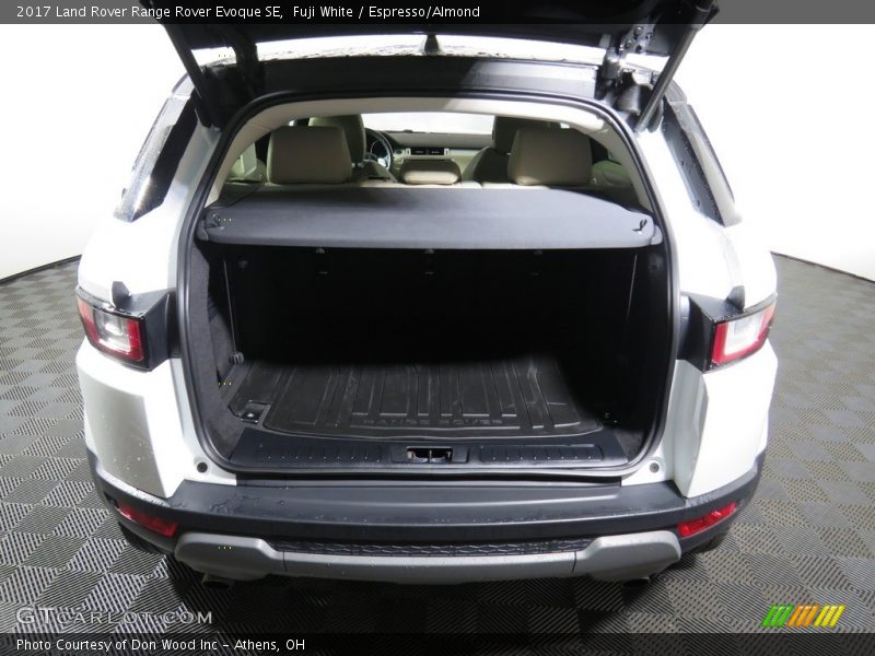 Fuji White / Espresso/Almond 2017 Land Rover Range Rover Evoque SE