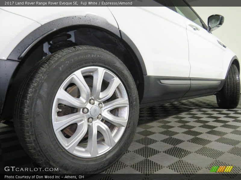 Fuji White / Espresso/Almond 2017 Land Rover Range Rover Evoque SE
