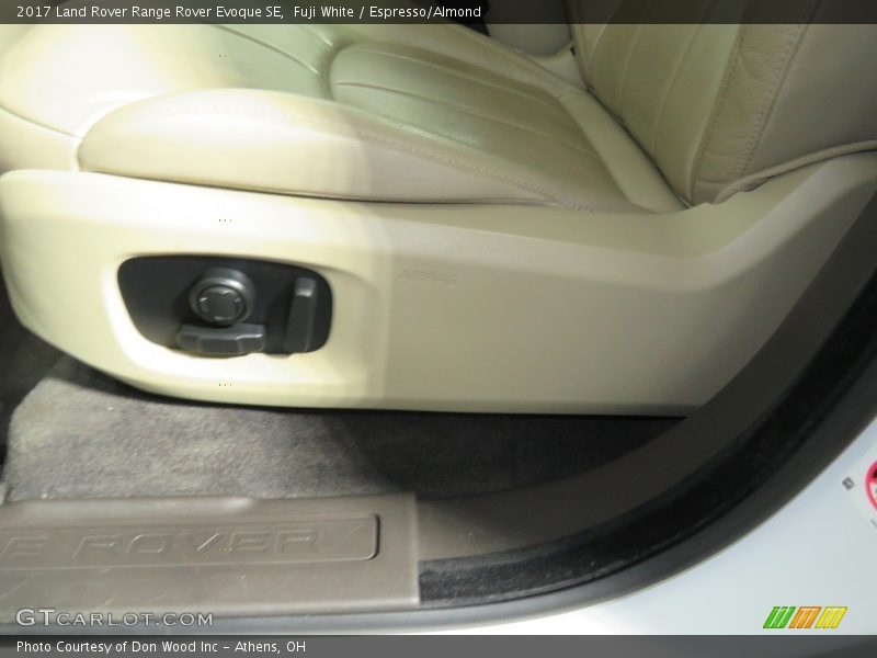 Fuji White / Espresso/Almond 2017 Land Rover Range Rover Evoque SE