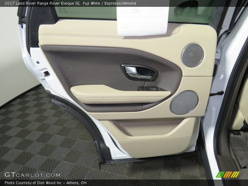 Fuji White / Espresso/Almond 2017 Land Rover Range Rover Evoque SE