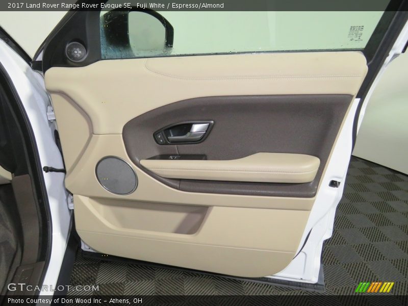 Fuji White / Espresso/Almond 2017 Land Rover Range Rover Evoque SE