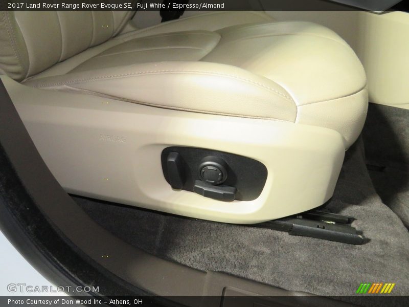 Fuji White / Espresso/Almond 2017 Land Rover Range Rover Evoque SE