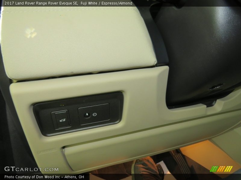 Fuji White / Espresso/Almond 2017 Land Rover Range Rover Evoque SE