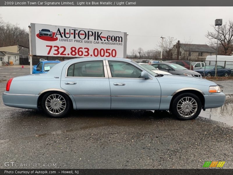 Light Ice Blue Metallic / Light Camel 2009 Lincoln Town Car Signature Limited