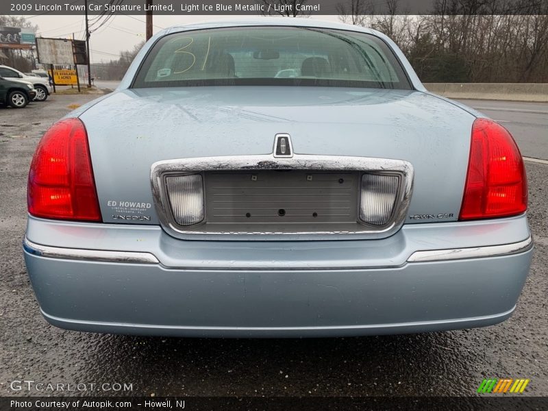 Light Ice Blue Metallic / Light Camel 2009 Lincoln Town Car Signature Limited