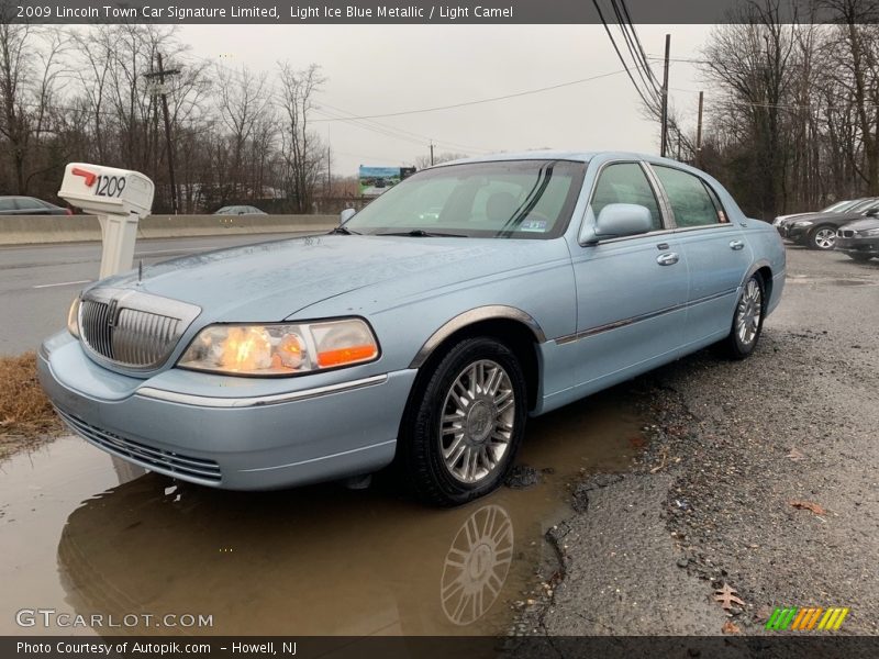 Light Ice Blue Metallic / Light Camel 2009 Lincoln Town Car Signature Limited