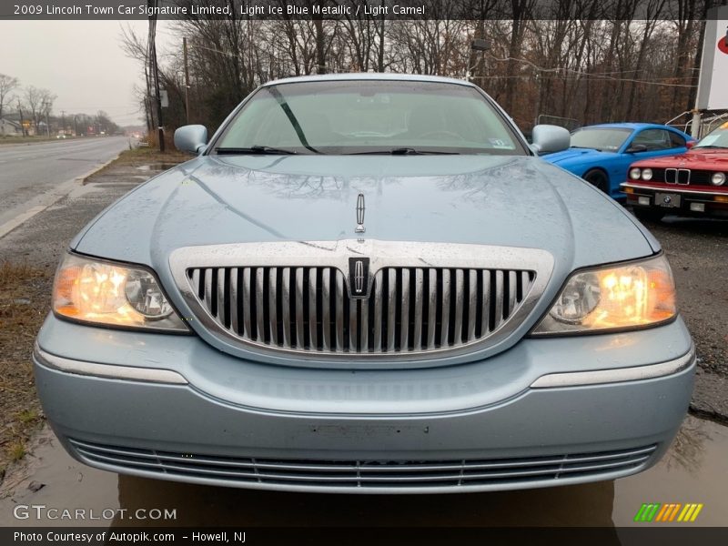 Light Ice Blue Metallic / Light Camel 2009 Lincoln Town Car Signature Limited