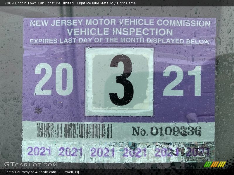 Light Ice Blue Metallic / Light Camel 2009 Lincoln Town Car Signature Limited