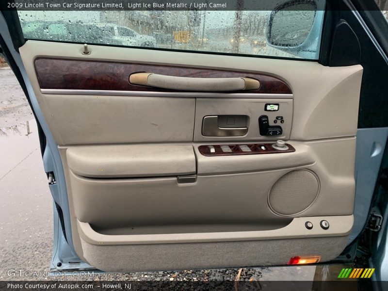 Light Ice Blue Metallic / Light Camel 2009 Lincoln Town Car Signature Limited
