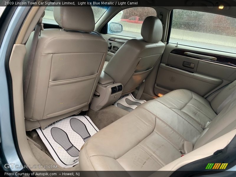 Light Ice Blue Metallic / Light Camel 2009 Lincoln Town Car Signature Limited