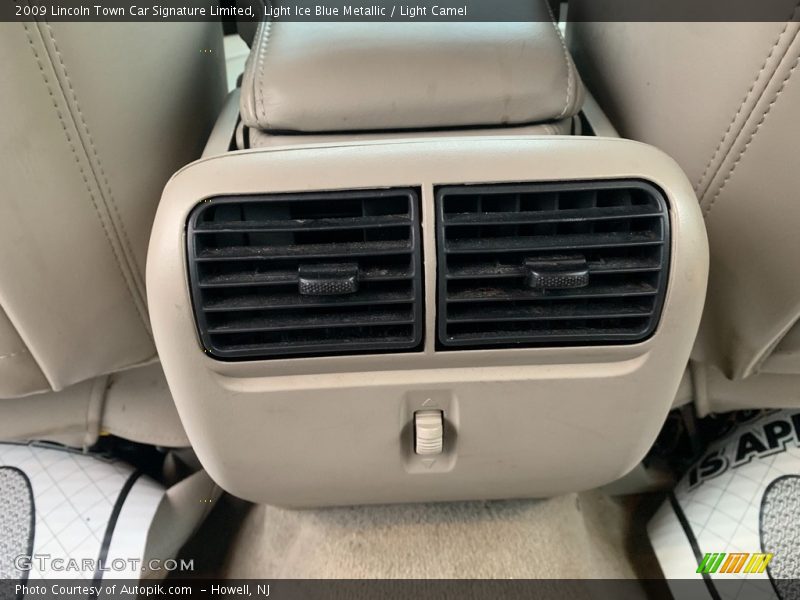 Light Ice Blue Metallic / Light Camel 2009 Lincoln Town Car Signature Limited