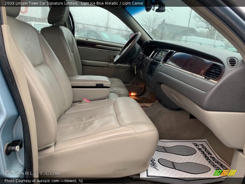 Light Ice Blue Metallic / Light Camel 2009 Lincoln Town Car Signature Limited